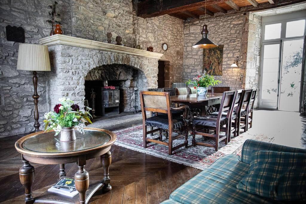 Chateau Barayre - Beautiful 12Th Century Castle With Pool And Large Garden Laussou Buitenkant foto